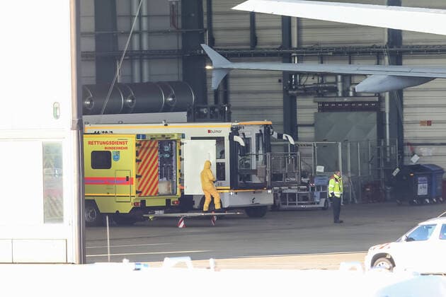 Bundeswehr fliegt mit Covid-19 erkrankte Patienten nach Hamburg 29.03.20 - Hamburg: Heute landete am Hamburger Flughafen eine Maschine der Bundeswehr. Der A310-304 MRTT bringt nun vier an COVID-19 erkrankte Personen aus dem schwer betroffenen Italien. Zuvor hatte der Krankenhausbetreiber Asklepios angeboten, bislang ungenutzte Ressourcen zu nutzen um europäische Solidarität zu bekunden und beatmungspflichtige Patienten aufzunehmen. Zwei der Patienten kamen in das Bundeswehrkrankenhaus Hamburg, zwei weiter kamen in das Krankenhaus Westerstede Die Bundeswehr flog die Coronainfizierten mit einer fliegenden Intensivstation aus. Das sogenannte Flugzeug der MedEvac-Flotte bietet Platz für bis zu 44 Patienten die liegend transportiert werden müssen. Bis zu 25 Ärzte, Pfleger und weiteres medizinisches Personal der Bundeswehr haben im A310 P Copyright: xSebastianxPetersx