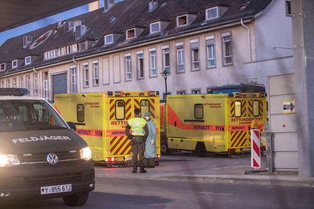 Bundeswehr fliegt mit Covid-19 erkrankte Patienten nach Hamburg 29.03.20 - Hamburg: Heute landete am Hamburger Flughafen eine Maschine der Bundeswehr. Der A310-304 MRTT bringt nun vier an COVID-19 erkrankte Personen aus dem schwer betroffenen Italien. Zuvor hatte der Krankenhausbetreiber Asklepios angeboten, bislang ungenutzte Ressourcen zu nutzen um europäische Solidarität zu bekunden und beatmungspflichtige Patienten aufzunehmen. Zwei der Patienten kamen in das Bundeswehrkrankenhaus Hamburg, zwei weiter kamen in das Krankenhaus Westerstede Die Bundeswehr flog die Coronainfizierten mit einer fliegenden Intensivstation aus. Das sogenannte Flugzeug der MedEvac-Flotte bietet Platz für bis zu 44 Patienten die liegend transportiert werden müssen. Bis zu 25 Ärzte, Pfleger und weiteres medizinisches Personal der Bundeswehr haben im A310 P Copyright: xSebastianxPetersx