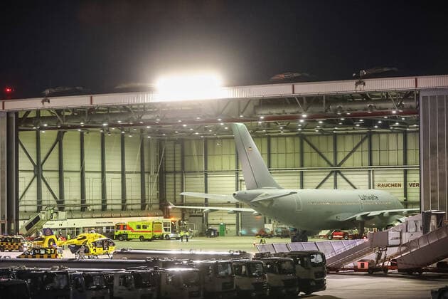 Bundeswehr fliegt mit Covid-19 erkrankte Patienten nach Hamburg 29.03.20 - Hamburg: Heute landete am Hamburger Flughafen eine Maschine der Bundeswehr. Der A310-304 MRTT bringt nun vier an COVID-19 erkrankte Personen aus dem schwer betroffenen Italien. Zuvor hatte der Krankenhausbetreiber Asklepios angeboten, bislang ungenutzte Ressourcen zu nutzen um europäische Solidarität zu bekunden und beatmungspflichtige Patienten aufzunehmen. Zwei der Patienten kamen in das Bundeswehrkrankenhaus Hamburg, zwei weiter kamen in das Krankenhaus Westerstede Die Bundeswehr flog die Coronainfizierten mit einer fliegenden Intensivstation aus. Das sogenannte Flugzeug der MedEvac-Flotte bietet Platz für bis zu 44 Patienten die liegend transportiert werden müssen. Bis zu 25 Ärzte, Pfleger und weiteres medizinisches Personal der Bundeswehr haben im A310 P Copyright: xSebastianxPetersx