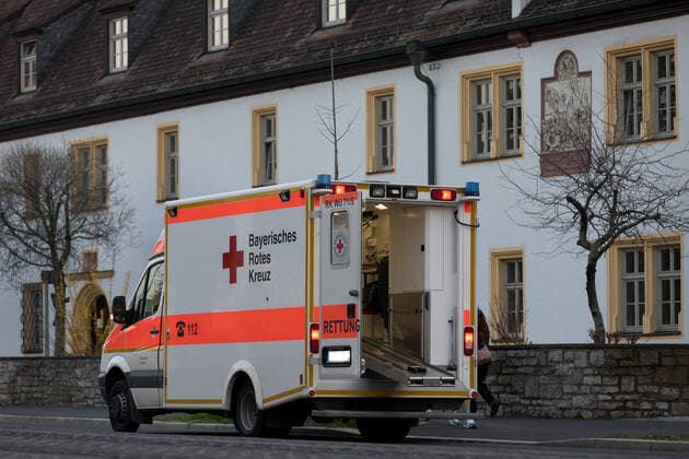 Im Seniorenheim St. Nikolaus in Würzburg sind in den vergangenen Tagen zwölf Bewohner am Coronavirus verstorben. Um die weitere Ausbreitung der Krankheit zu verhindern, werden die aktuell positiv getesteten Bewohner bei einer sogenannten Kohorten-Isolierung am Samstag (28.03.20) von den restlichen Bewohnern getrennt. Die Aktion wird mit einem Großaufgebot an Hilfs- und Rettungskräften vollzogen. Copyright: HMBxMediax xPattyxVarasano