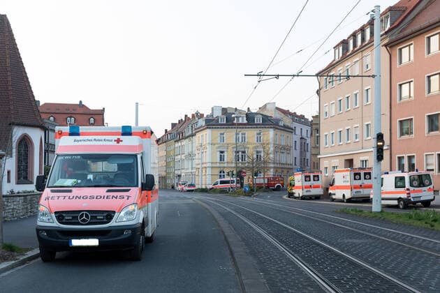 Im Seniorenheim St. Nikolaus in Würzburg sind in den vergangenen Tagen zwölf Bewohner am Coronavirus verstorben. Um die weitere Ausbreitung der Krankheit zu verhindern, werden die aktuell positiv getesteten Bewohner bei einer sogenannten Kohorten-Isolierung am Samstag (28.03.20) von den restlichen Bewohnern getrennt. Die Aktion wird mit einem Großaufgebot an Hilfs- und Rettungskräften vollzogen. Copyright: HMBxMediax xPattyxVarasano