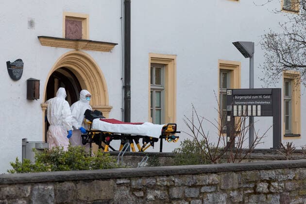 Im Seniorenheim St. Nikolaus in Würzburg sind in den vergangenen Tagen zwölf Bewohner am Coronavirus verstorben. Um die weitere Ausbreitung der Krankheit zu verhindern, werden die aktuell positiv getesteten Bewohner bei einer sogenannten Kohorten-Isolierung am Samstag (28.03.20) von den restlichen Bewohnern getrennt. Die Aktion wird mit einem Großaufgebot an Hilfs- und Rettungskräften vollzogen. Copyright: HMBxMediax xPattyxVarasano