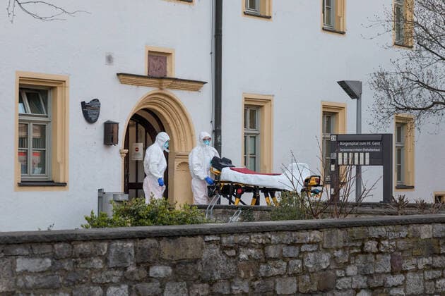 Im Seniorenheim St. Nikolaus in Würzburg sind in den vergangenen Tagen zwölf Bewohner am Coronavirus verstorben. Um die weitere Ausbreitung der Krankheit zu verhindern, werden die aktuell positiv getesteten Bewohner bei einer sogenannten Kohorten-Isolierung am Samstag (28.03.20) von den restlichen Bewohnern getrennt. Die Aktion wird mit einem Großaufgebot an Hilfs- und Rettungskräften vollzogen. Copyright: HMBxMediax xPattyxVarasano