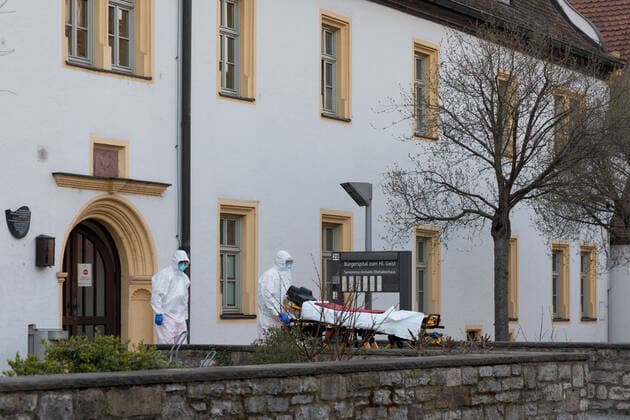 Im Seniorenheim St. Nikolaus in Würzburg sind in den vergangenen Tagen zwölf Bewohner am Coronavirus verstorben. Um die weitere Ausbreitung der Krankheit zu verhindern, werden die aktuell positiv getesteten Bewohner bei einer sogenannten Kohorten-Isolierung am Samstag (28.03.20) von den restlichen Bewohnern getrennt. Die Aktion wird mit einem Großaufgebot an Hilfs- und Rettungskräften vollzogen. Copyright: HMBxMediax xPattyxVarasano