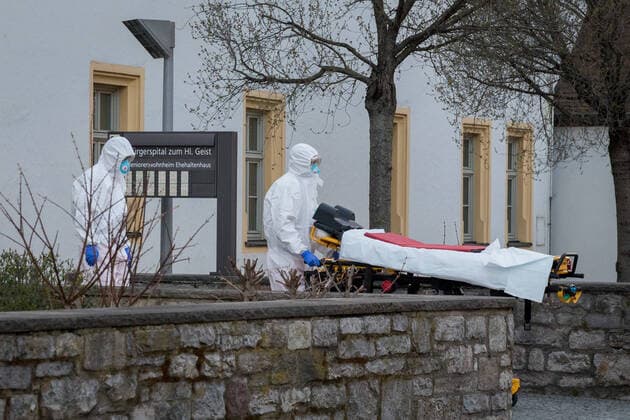 Im Seniorenheim St. Nikolaus in Würzburg sind in den vergangenen Tagen zwölf Bewohner am Coronavirus verstorben. Um die weitere Ausbreitung der Krankheit zu verhindern, werden die aktuell positiv getesteten Bewohner bei einer sogenannten Kohorten-Isolierung am Samstag (28.03.20) von den restlichen Bewohnern getrennt. Die Aktion wird mit einem Großaufgebot an Hilfs- und Rettungskräften vollzogen. Copyright: HMBxMediax xPattyxVarasano