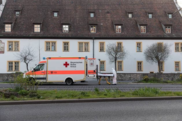 Im Seniorenheim St. Nikolaus in Würzburg sind in den vergangenen Tagen zwölf Bewohner am Coronavirus verstorben. Um die weitere Ausbreitung der Krankheit zu verhindern, werden die aktuell positiv getesteten Bewohner bei einer sogenannten Kohorten-Isolierung am Samstag (28.03.20) von den restlichen Bewohnern getrennt. Die Aktion wird mit einem Großaufgebot an Hilfs- und Rettungskräften vollzogen. Copyright: HMBxMediax xPattyxVarasano