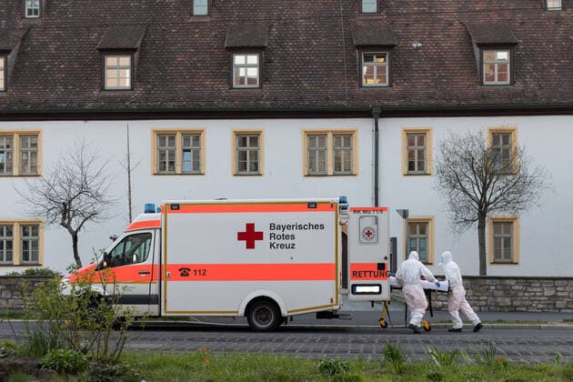 Im Seniorenheim St. Nikolaus in Würzburg sind in den vergangenen Tagen zwölf Bewohner am Coronavirus verstorben. Um die weitere Ausbreitung der Krankheit zu verhindern, werden die aktuell positiv getesteten Bewohner bei einer sogenannten Kohorten-Isolierung am Samstag (28.03.20) von den restlichen Bewohnern getrennt. Die Aktion wird mit einem Großaufgebot an Hilfs- und Rettungskräften vollzogen. Copyright: HMBxMediax xPattyxVarasano
