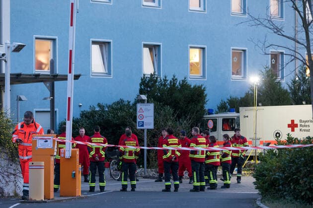 Im Seniorenheim St. Nikolaus in Würzburg sind in den vergangenen Tagen zwölf Bewohner am Coronavirus verstorben. Um die weitere Ausbreitung der Krankheit zu verhindern, werden die aktuell positiv getesteten Bewohner bei einer sogenannten Kohorten-Isolierung am Samstag (28.03.20) von den restlichen Bewohnern getrennt. Die Aktion wird mit einem Großaufgebot an Hilfs- und Rettungskräften vollzogen. Copyright: HMBxMediax xPattyxVarasano