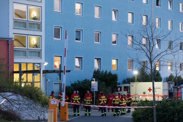 Im Seniorenheim St. Nikolaus in Würzburg sind in den vergangenen Tagen zwölf Bewohner am Coronavirus verstorben. Um die weitere Ausbreitung der Krankheit zu verhindern, werden die aktuell positiv getesteten Bewohner bei einer sogenannten Kohorten-Isolierung am Samstag (28.03.20) von den restlichen Bewohnern getrennt. Die Aktion wird mit einem Großaufgebot an Hilfs- und Rettungskräften vollzogen. Copyright: HMBxMediax xPattyxVarasano