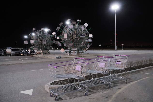News Bilder des Tages March 29, 2020, Saint Petersburg, Russia: Empty Shopping trolleys are parked near art installation called Virus of shopping at a parking of hypermarket..Art installation Virus of Shopping was installed to mark the official opening of hypermarket. At least 1534 cases of coronavirus and 9 death have been confirmed in Russia. Saint Petersburg Russia - ZUMAs197 20200329_zaa_s197_128 Copyright: xSergeixMikhailichenkox