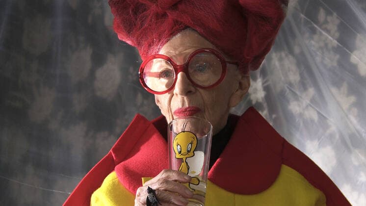 IMAGO ICONS: Iris Apfel IRIS, Iris Apfel, 2014. Magnolia Pictures courtesy Everett Collection Magnolia Pictures Courtesy Everett Collection !ACHTUNG AUFNAHMEDATUM GESCHÃ„TZT! PUBLICATIONXNOTxINxCANxCHNxFRAxITAxJPNxNORxPOLxRUSxESPxUKxUSA Copyright: xMagnoliaxPictures CourtesyxEverettxCollectionx MCDIRIS EC021