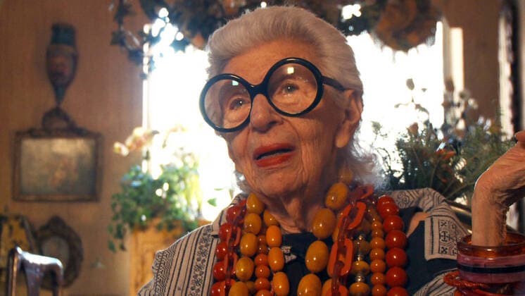 IMAGO ICONS: Iris Apfel IRIS, Iris Apfel, 2014. Magnolia Pictures courtesy Everett Collection Magnolia Pictures Courtesy Everett Collection !ACHTUNG AUFNAHMEDATUM GESCHÃ„TZT! PUBLICATIONXNOTxINxCANxCHNxFRAxITAxJPNxNORxPOLxRUSxESPxUKxUSA Copyright: xMagnoliaxPictures CourtesyxEverettxCollectionx MCDIRIS EC023