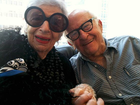 IMAGO ICONS: Iris Apfel IRIS, l-r: Iris Apfel, director Albert Maysles, 2014. Magnolia Pictures courtesy Everett Collection Magnolia Pictures Courtesy Everett Collection !ACHTUNG AUFNAHMEDATUM GESCHÃ„TZT! PUBLICATIONXNOTxINxCANxCHNxFRAxITAxJPNxNORxPOLxRUSxESPxUKxUSA Copyright: xMagnoliaxPictures CourtesyxEverettxCollectionx MCDIRIS EC026