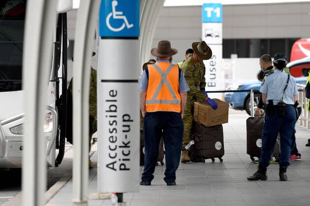 AUSTRALIA CORONAVIRUS COVID-19, Australian Defence Force (ADF) personnel watch over returning overseas travellers at Sydney International Airport in Sydney, Monday, March 30, 2020. Travellers and Australian residents who arrive into the country from overseas are being sent straight to makeshift quarantine facilities across Australia. Travellers will spend 14 days of quarantine in state-funded hotel rooms, with doors guarded by state police, defence personnel or private security guards.( NO ARCHIVING, EDITORIAL USE ONLY, NO USE IN BOOKS WITHOUT CONSENT SYDNEY NSW AUSTRALIA  Copyright: xBIANCAxDExMARCHIx 20200330001460797402