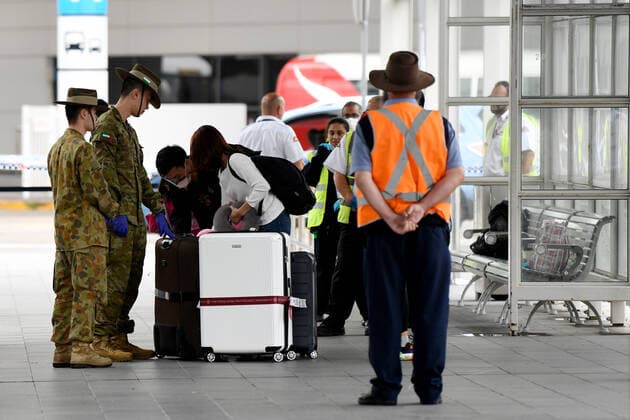 AUSTRALIA CORONAVIRUS COVID-19, Australian Defence Force (ADF) personnel watch over returning overseas travellers at Sydney International Airport in Sydney, Monday, March 30, 2020. Travellers and Australian residents who arrive into the country from overseas are being sent straight to makeshift quarantine facilities across Australia. Travellers will spend 14 days of quarantine in state-funded hotel rooms, with doors guarded by state police, defence personnel or private security guards.( NO ARCHIVING, EDITORIAL USE ONLY, NO USE IN BOOKS WITHOUT CONSENT SYDNEY NSW AUSTRALIA  Copyright: xBIANCAxDExMARCHIx 20200330001460797524