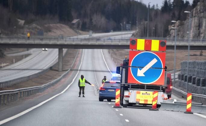 Police and soldiers check documents in the morning at a traffic control post in Lohja, Finland on March 30, 2020. The Finnish Government has decided to restrict traffic between the Region of Uusimaa and other regions to prevent coronavirus infections and to slow the spread of the epidemic in Finland. Lohja Finland  Copyright: xJussixNukarix LKLAPJ20200330062625G275