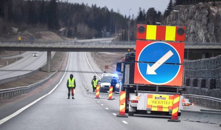 Police and soldiers check documents in the morning at a traffic control post in Lohja, Finland on March 30, 2020. The Finnish Government has decided to restrict traffic between the Region of Uusimaa and other regions to prevent coronavirus infections and to slow the spread of the epidemic in Finland. Lohja Finland  Copyright: xJussixNukarix LKLAPJ20200330062627Z278