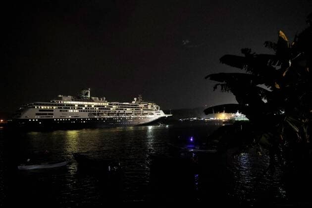 The Zaandam cruise sails towards the Panama Canal from the Pacific ocean, in Panama City, Panama, 29 March 2020. The Panamanian health authorities authorized for humanitarian reasons the transit through the Panama Canal of the cruise ship Zaandam, where four adults died in the midst of a total confinement of its passengers, two of whom tested positive for a COVID-19. Cruise with COVID-19 patients crosses the Panama Canal !ACHTUNG: NUR REDAKTIONELLE NUTZUNG!  Copyright: xBienvenidoxVelascox AME8896 20200330-637211494890009604