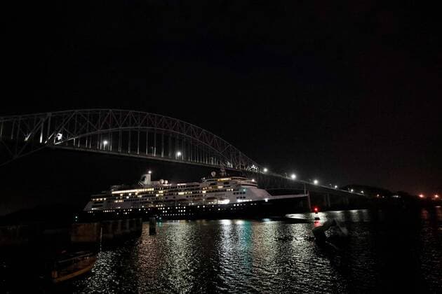 The Zaandam cruise crosses the Bridge of the Americas towards the Panama Canal, in Balboa, Panama, 29 March 2020. The Panamanian health authorities authorized for humanitarian reasons the transit through the Panama Canal of the cruise ship Zaandam, where four adults died in the midst of a total confinement of its passengers, two of whom tested positive for a COVID-19. Cruise with COVID-19 patients crosses the Panama Canal !ACHTUNG: NUR REDAKTIONELLE NUTZUNG!  Copyright: xBienvenidoxVelascox AME8894 20200330-637211496119130403