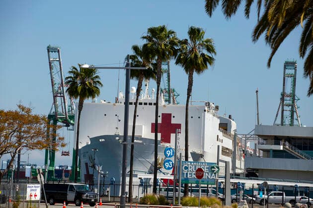 Mar 29, 2020 - San Pedro, California, U.S. - The Military Sealift Command hospital ship USNS Mercy (T-AH 19) is docked in Los Angeles Port helping to fight the coronavirus (COVID-19). The Mercy has roughly 800 medical staffers, 1,000 hospital beds and 12 operating rooms. San Pedro U.S. - ZUMAk136 20200329_int_k136_223 Copyright: xKatrinaxKochnevax