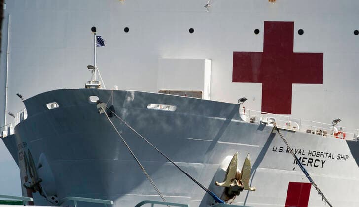 Mar 29, 2020 - San Pedro, California, U.S. - The Military Sealift Command hospital ship USNS Mercy (T-AH 19) is docked in Los Angeles Port helping to fight the coronavirus (COVID-19). The Mercy has roughly 800 medical staffers, 1,000 hospital beds and 12 operating rooms. San Pedro U.S. - ZUMAk136 20200329_int_k136_221 Copyright: xKatrinaxKochnevax