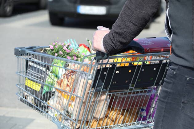 Bad Dürrheim Themenbild - Handel - Wirtschaft - Industrie Ein Mann schiebt einen vollen Einkaufswagen über den Parkplatz zum Auto Themenbild - Handel - Wirtschaft - Industrie Copyright: xHahnex Eibner-Pressefotox EP_joha
