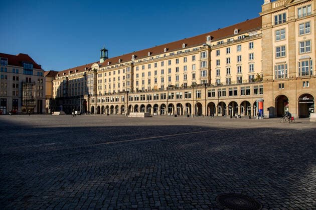 Montag Morgen - In Sachsen gilt aufgrund des neuartigen Coronavirus eine Ausgangsbeschränkungen, so auch in Dresden. Im Bild: Altmarkt. 30.03.2020, Dresden Altstadt, Deutschland, Dresden