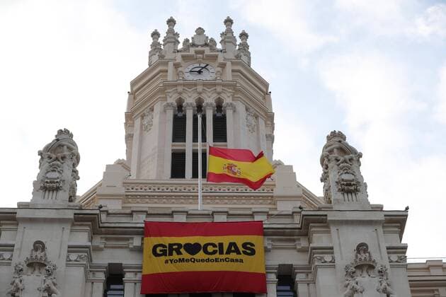 Spanish flag waves at half mast over a banner reading Thank You. Stay at Home placed on the facade of Madrid s City Hall, Spain, 30 March 2020. The Spanish flag is to wave at half mast in the first day of regional official mourning in memory of fatalities due to coronavirus. Spain faces its 16th day of lockdown amid the new measures taken by central Government to toughen the confinement. Lockdown due to coronaviurs !ACHTUNG: NUR REDAKTIONELLE NUTZUNG!  Copyright: xJuanJoxMartínx GRAF3269 20200330-637211588207774471