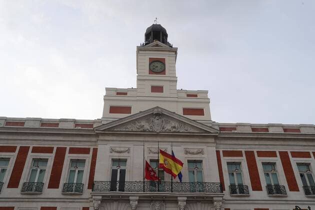 Spanish flag waves at half mast on the facade of Madrid s regional Government headquarters, downtown Madrid, Spain, 30 March 2020. The Spanish flag is to wave at half mast in the first day of regional official mourning in memory of fatalities due to coronavirus. Spain faces its 16th day of lockdown amid the new measures taken by central Government to toughen the confinement. Lockdown due to coronaviurs !ACHTUNG: NUR REDAKTIONELLE NUTZUNG!  Copyright: xJuanJoxMartínx GRAF3280 20200330-637211593106245292