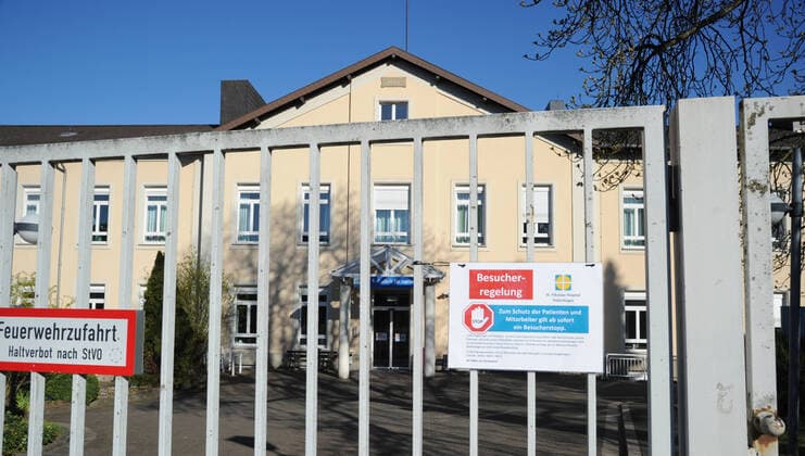 Das St. Nikolaus Hospital am Montag(30.03.2020) in Wallerfangen bleibt für Besucher wegen Corona Virus geschlossen.