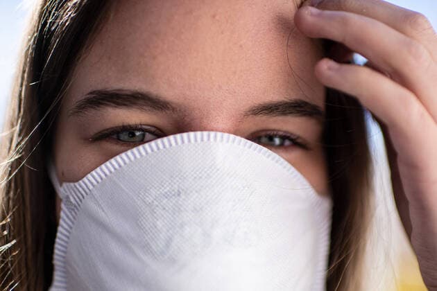 Deutschland 30.03.2020: Feature Coronavirus - Folgen Auswirkungen des Coronavirus (Covid-19) im Bild: Ein Mädchen trägt einen Mundschutz , Deutschland