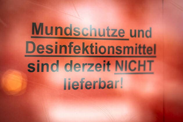 Ein roter Zettel mit der Aufschrift Mundschutze und Desinfektionsmittel sind derzeit NICHT lieferbar haengt an der Scheibe einer Apotheke. Grund dafuer ist die weltweite Ausbreitung des neuartigen Coronavirus SARS-CoV-2. Berlin, 29.03.2020. Berlin Deutschland