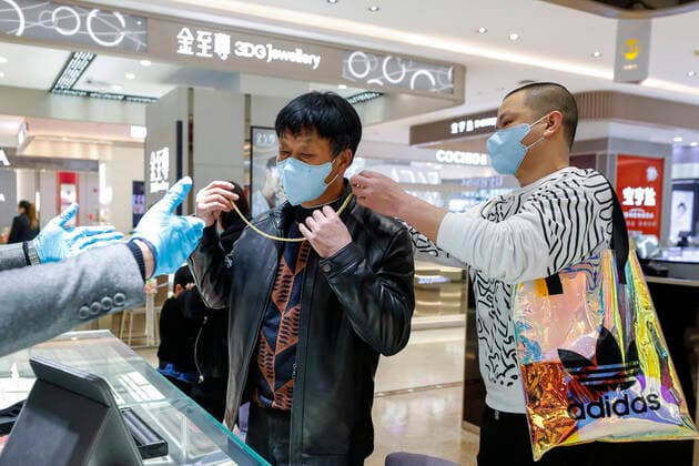 (200330) -- WUHAN, March 30, 2020 -- Customers select goods at a shopping mall in Wuhan, central China s Hubei Province, March 30, 2020. Many shopping malls in Wuhan reopened on Monday. ) CHINA-WUHAN-SHOPPING MALL-REOPENING (CN) ShenxBohan 