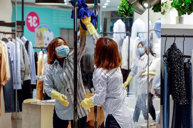 (200330) -- WUHAN, March 30, 2020 -- A staff member cleans the mirror at a shopping mall in Wuhan, central China s Hubei Province, March 30, 2020. Many shopping malls in Wuhan reopened on Monday. ) CHINA-WUHAN-SHOPPING MALL-REOPENING (CN) ShenxBohan 