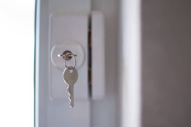 Deutschland 30.03.2020: Feature Sicherheit Schlüssel mit Sicherung einer Terassentür , Deutschland *** Germany 30 03 2020 Feature security key with security of a terrace door , Germany