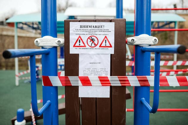 MOSCOW, RUSSIA - MARCH 30, 2020: A taped off sports ground in western Moscow closed amid the COVID-19 coronavirus pandemic. The Russian capital s authorities have imposed home isolation for all Moscow residents and restrictions on movement within the city, effective from March 30, 2020, as a measure to contain the spread of the COVID-19 coronavirus infection. As of March 30, 2020, the number of people infected with the new strain of coronavirus worldwide has risen over 724,000, with the death toll reaching over 34,000; Russia has confirmed 1,836 cases with 9 people killed by the disease. Mikhail Tereshchenko TASS TS0D3DA0