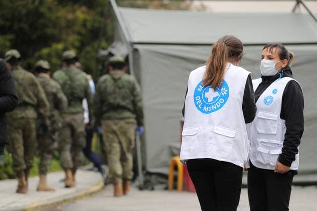 Soldiers and workers of NGO Medecins du Monde are seen at Gregorio Maranon Hospital in Madrid, Spain, where a field hospital has been enabled 30 March 2020. Spain is on its 16th day of lockdown as Spanish government has announced a temporary stop to all construction works and other non-essential economic activities as the Mediterranean country suffers one of the worst outbreaks of the pandemic COVID-19 disease caused by the SARS-CoV-2 coronavirus. Coronavirus in Spain !ACHTUNG: NUR REDAKTIONELLE NUTZUNG!  Copyright: xJuanJoxMartínx GRAF3383 20200330-637211698133929766