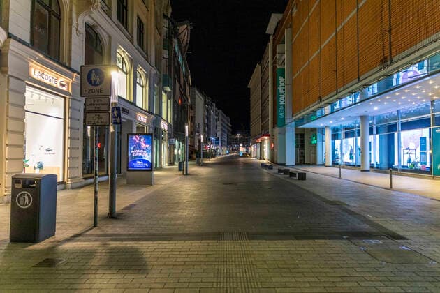 Auf Grund der geltenden Allgemeinverfügung zum Schutz vor dem Corona Virus ist Leipzig zu einer Geisterstadt geworden. Nur wenige Menschen gehen am späten Abend auf die Straße. Wo sonst stark frequentierte Bars geöffnet haben ist gähnende Leere