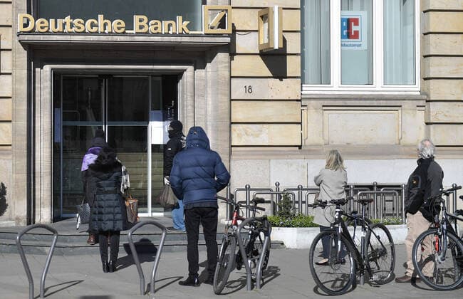 30.03.2020, xblx, Deutsche Bank in Frankfurt, Kunden warten wegen der Abstandsregel auf Einlass, emwirt Frankfurt am Main