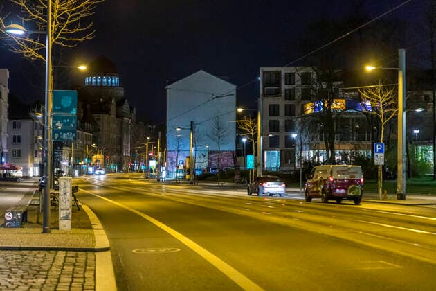 Auf Grund der geltenden Allgemeinverfügung zum Schutz vor dem Corona Virus ist Leipzig zu einer Geisterstadt geworden. Nur wenige Menschen gehen am späten Abend auf die Straße. Wo sonst stark frequentierte Bars geöffnet haben ist gähnende Leere