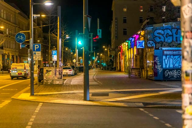 Auf Grund der geltenden Allgemeinverfügung zum Schutz vor dem Corona Virus ist Leipzig zu einer Geisterstadt geworden. Nur wenige Menschen gehen am späten Abend auf die Straße. Wo sonst stark frequentierte Bars geöffnet haben ist gähnende Leere