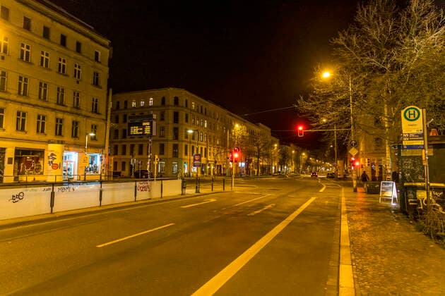 Auf Grund der geltenden Allgemeinverfügung zum Schutz vor dem Corona Virus ist Leipzig zu einer Geisterstadt geworden. Nur wenige Menschen gehen am späten Abend auf die Straße. Wo sonst stark frequentierte Bars geöffnet haben ist gähnende Leere