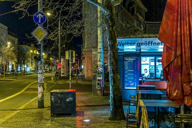 Auf Grund der geltenden Allgemeinverfügung zum Schutz vor dem Corona Virus ist Leipzig zu einer Geisterstadt geworden. Nur wenige Menschen gehen am späten Abend auf die Straße. Wo sonst stark frequentierte Bars geöffnet haben ist gähnende Leere