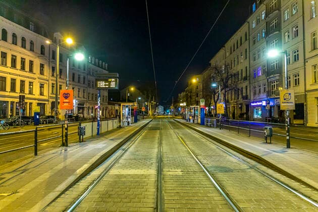 Auf Grund der geltenden Allgemeinverfügung zum Schutz vor dem Corona Virus ist Leipzig zu einer Geisterstadt geworden. Nur wenige Menschen gehen am späten Abend auf die Straße. Wo sonst stark frequentierte Bars geöffnet haben ist gähnende Leere