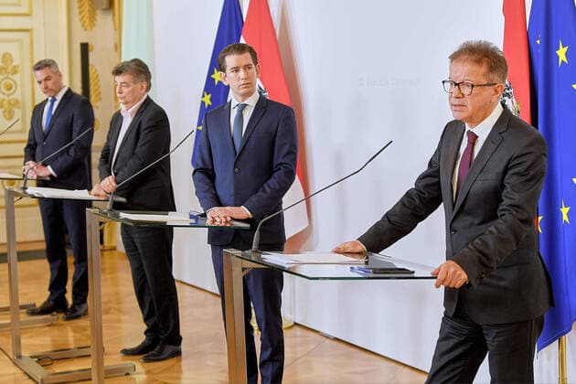 photonews.at APA ROLAND SCHLAGER Handout - Wien 30.03.2020 - Coronavirus Krise - Heute am Vormittag fand im Bundeskanzleramt eine erste Pressekonferenz der Regierungsspitze zum aktuellen Stand bei dem sich immer weiter verbreitenden Coronavirus statt. Es wurde eine erste Bilanz zu den seit 14 Tagen geltenden Massnahmen und Beschränkungen gezogen. Weitere einschränkende Massnahmen wurden verkündet. PHOTO: (v.l.), Innenminister Karl Nehammer (ÖVP), Vizekanzler Werner Kogler (Grüne), Bundeskanzler Sebastian Kurz (ÖVP), Gesundheitsminister Rudolf Anschober (Grüne) während der PK. Vienna (AUSTRIA) Corona virus crisis - This morning, a press conference was held by the top of the government at the Federal Chancellery on the current status of the increasingly widespread corona virus. An initial assessment of the measures and restrictions tha 