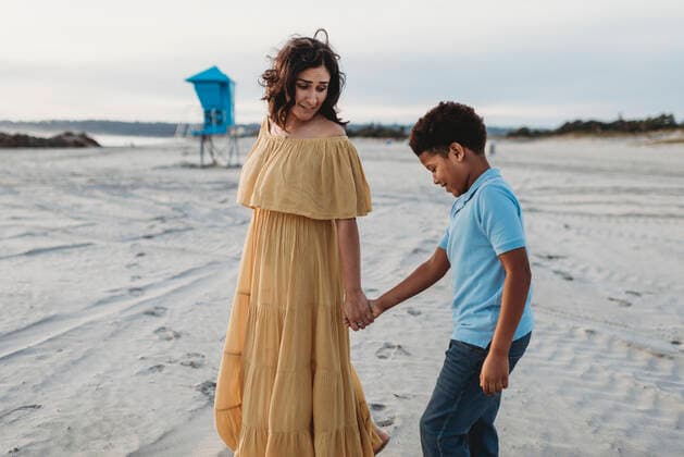 IMAGO Creative: Sommer, Abendspaziergang Close up of young mother and school-aged son walking at beach San Diego, CA, United States ,model released, Symbolfoto CR_KESM200227-263987-01