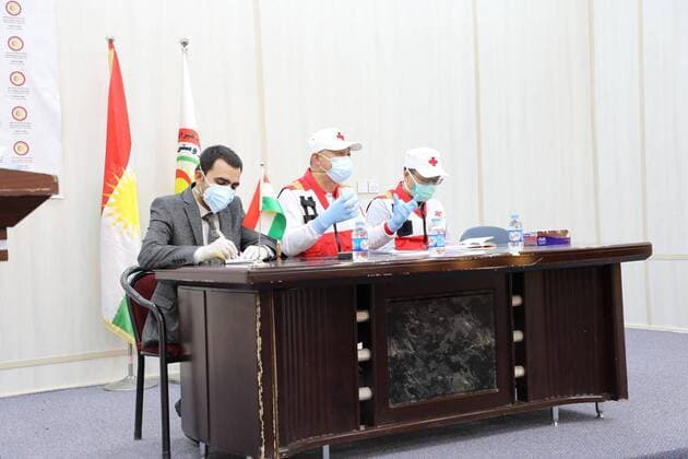 (200330) -- ERBIL, March 30, 2020 (Xinhua) -- Chinese medical experts Han Mengjie (C) and Xu Yonghao (R) communicate with local medical staff in Erbil, Iraq, March 29, 2020. Chinese medical experts shared experience in control of the COVID-19 to local medical staff in Iraq s semi-autonomous region of Kurdistan on Sunday. (Xinhua) IRAQ-ERBIL-COVID-19-CHINA-MEDICAL TEAM 