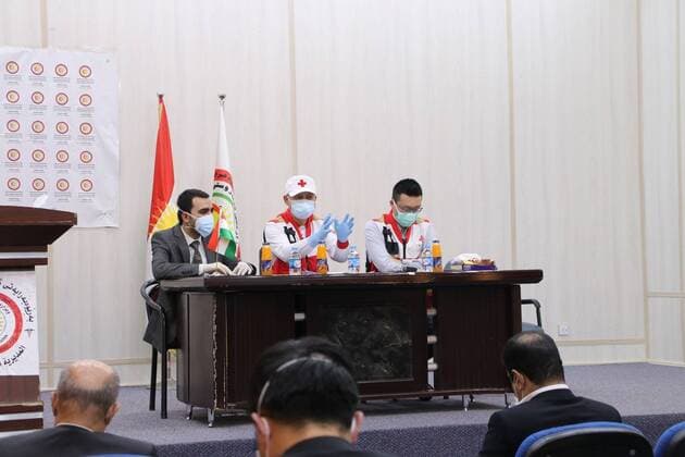 (200330) -- ERBIL, March 30, 2020 (Xinhua) -- Chinese medical experts Han Mengjie (C) and Xu Yonghao (R) communicate with local medical staff in Erbil, Iraq, March 29, 2020. Chinese medical experts shared experience in control of the COVID-19 to local medical staff in Iraq s semi-autonomous region of Kurdistan on Sunday. (Xinhua) IRAQ-ERBIL-COVID-19-CHINA-MEDICAL TEAM 