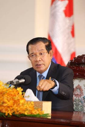 (200330) -- PHNOM PENH, March 30, 2020 (Xinhua) -- Cambodian Prime Minister Samdech Techo Hun Sen speaks at a press conference in Phnom Penh, Cambodia on March 30, 2020. Hun Sen said on Monday that the government has finalized a draft law on putting the country in a state of emergency in response to the spread of the COVID-19. (Photo by Li Lay Xinhua) CAMBODIA-PHNOM PENH-PM-PRESS CONFERENCE-COVID-19 