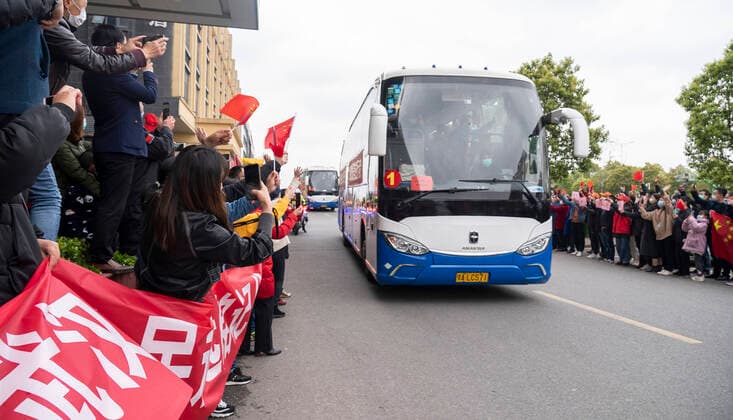 (200330) -- WUHAN, March 30, 2020 -- Citizens wave goodbye to medics from Shandong Province in Wuhan, central China s Hubei Province, March 30, 2020. The 3rd and 12th batches of medical workers from Shandong Province left Wuhan on Monday after finishing their task. ) CHINA-WUHAN-COVID-19-MEDICS FROM SHANDONG PROVINCE-DEPARTURE (CN) CaixYang 
